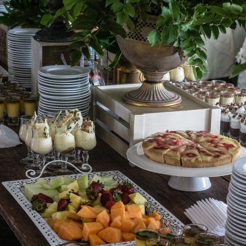 Mesa buffet con fruta y preparaciones dulces